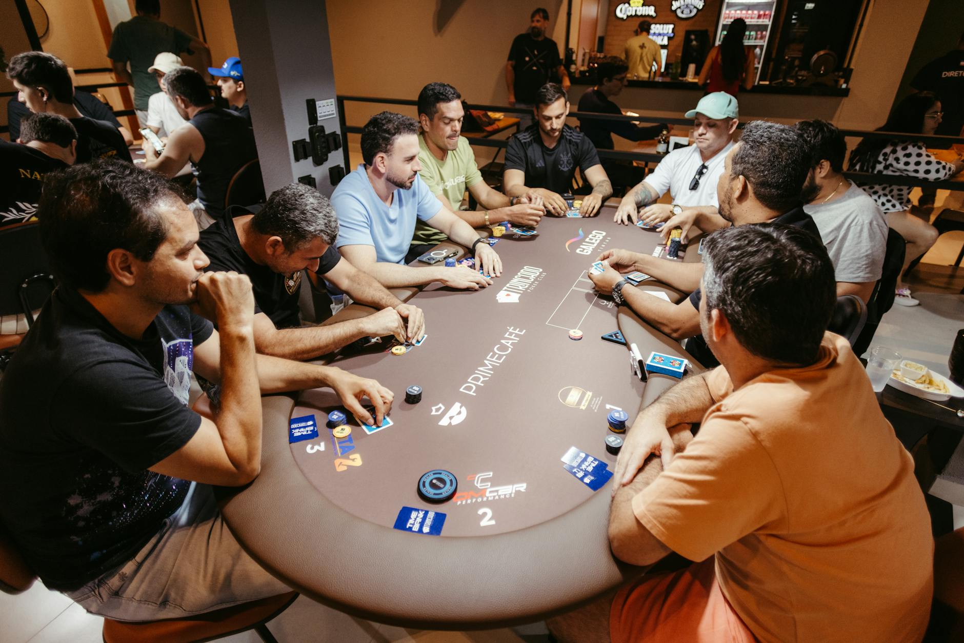 Hình minh họa bố cục quen thuộc của một ván Texas Hold’em cho người mới.