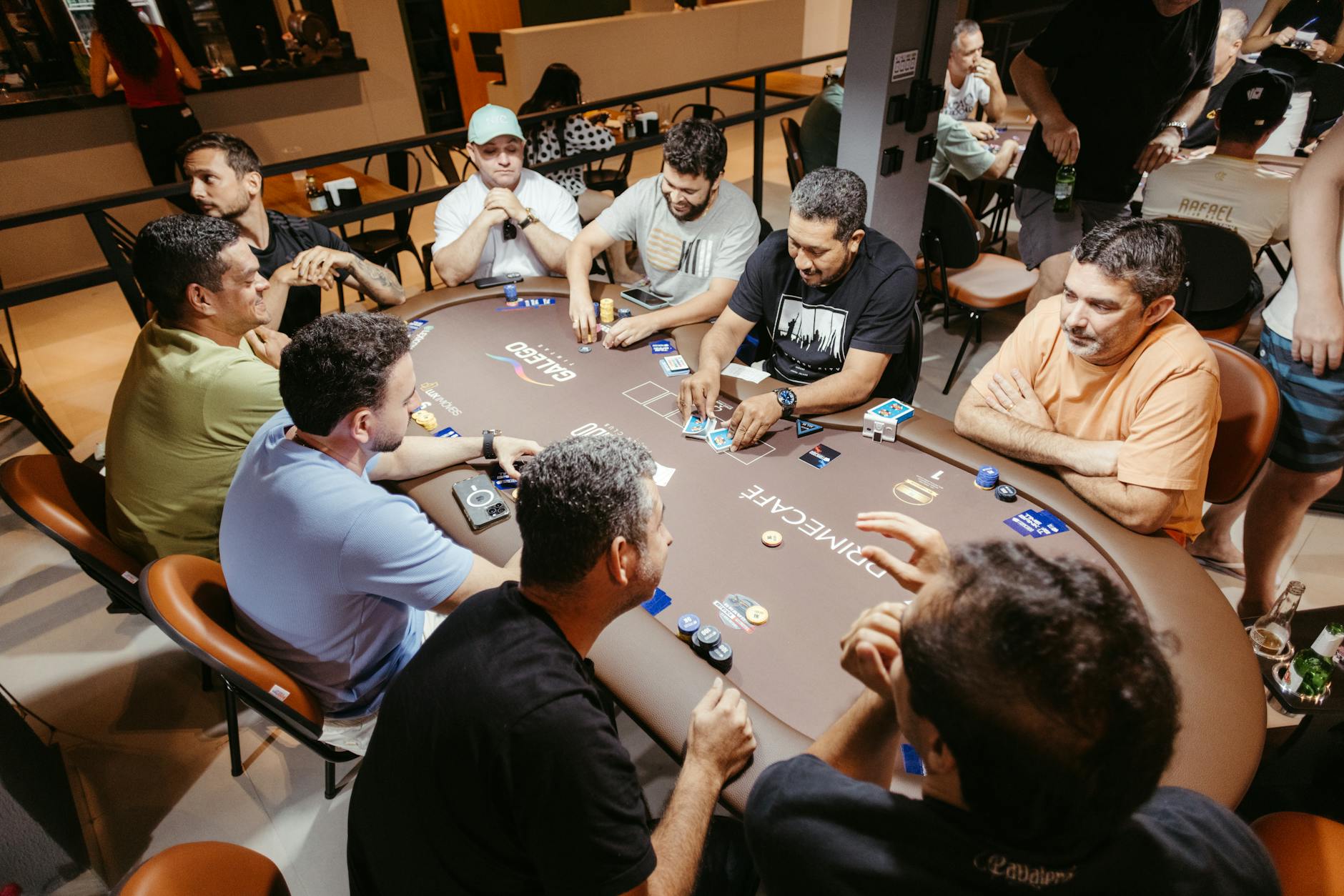 Hình ảnh trực quan giúp người mới nhớ thứ tự tay bài poker dễ hơn.